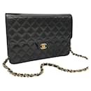 Bolsa com aba clássica Chanel vintage preta em pele de cordeiro