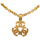 Colar Chanel com pingente triplo CC em ouro