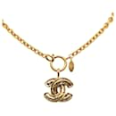 Goldfarbene Halskette mit Chanel-CC-Anhänger