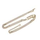 Cinturón dorado con eslabones de cadena y placa con nombre de Coco con diamantes de imitación de Chanel