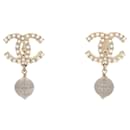NEW CHANEL CC LOGO AND PEARL EARRINGS IN GOLD METAL NEW EARRINGS - Chanel