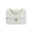 Chanel Chanel Classic Matelassé Umhängetasche aus weißem Leder