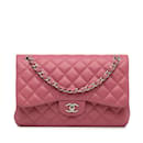 Bolsa de ombro com aba Chanel Jumbo Classic rosa forrada de pele de cordeiro