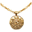 Colar com pingente medalhão Chanel Gold CC Sun
