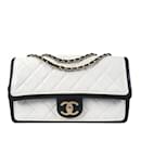 Bolsa com aba gráfica Chanel média bicolor branca