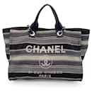 Mittelgroße Deauville-Einkaufstasche aus schwarzgrau gestreiftem Canvas - Chanel