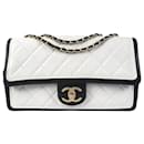 Bolso mediano con solapa y gráfico bicolor blanco de Chanel