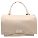 Bolso satchel con tachuelas de tiburón de Givenchy en cuero color nude