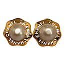 Chanel Faux Pearl Logo CC Clip On Brincos Brincos de metal em bom estado