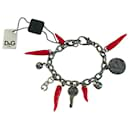 Rare bracelet vintage DOLCE & GABBANA en acier bruni avec pièces et cornes porte-bonheur rouges - Dolce & Gabbana