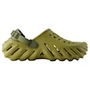 Sandálias Echo - Crocs - Termoplástico - Verde Aloe - Autre Marque