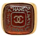Anel Chanel com logotipo dourado em tom dourado