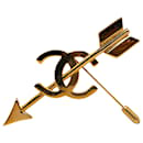 Broche flèche CC dorée Chanel