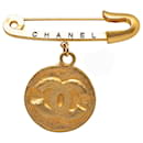 Broche para disfraz con medallón CC dorado de Chanel