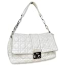 Bolsa com aba de couro Cannage branca Dior “New Lock”. - Christian Dior