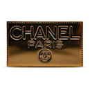 Broche de placa con logotipo CC de Chanel en oro