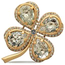 Broche Chanel con diamantes de imitación y trébol dorado