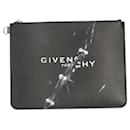 Bolsa clutch com estampa gráfica Givenchy.