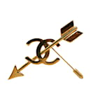Broche de flecha Chanel CC em ouro