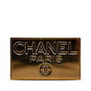 Broche dorado con placa con logo CC de Chanel