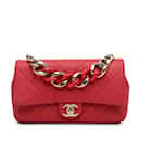 Bolsa Chanel vermelha acolchoada em pele de cordeiro bicolor com aba e corrente de resina