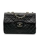 Sac à bandoulière à rabat unique Chanel Jumbo XL Classic en cuir d'agneau noir