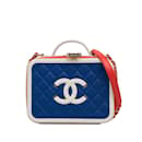 Beauty case medio in filigrana di caviale blu Chanel