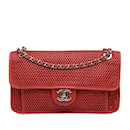 Chanel vermelho médio na bolsa de ombro com aba de ar