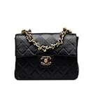 Bolsa preta Chanel Mini clássica em pele de cordeiro com aba quadrada
