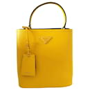 Prada Panier-Tasche aus gelbem Saffiano-Leder