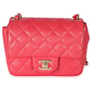 Mini sac à rabat carré en cuir d'agneau matelassé rose foncé Chanel