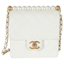 Bolso Chanel con solapa de perlas verticales elegantes de piel de cabra acolchada blanca