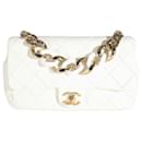 Weiße Chanel-Tasche aus gestepptem Lammleder mit eleganter Kettenklappe