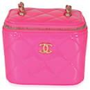 Mini beauty case Chanel trapuntato in vernice rosa neon Crush con perle