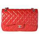 Bolsa Chanel Red acolchoada em pele de cordeiro Classic Jumbo forrada com aba