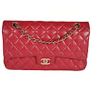 Bolso con solapa con forro clásico mediano de piel de cordero acolchada roja de Chanel