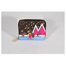 Monedero Zippy de lona con monograma de esquí con osos de animación navideña de Louis Vuitton