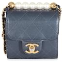 Chanel Mini bolso con solapa de perlas elegantes de piel de cabra azul marino