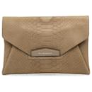 Bolsa clutch com envelope Antigona em relevo médio marrom Givenchy