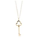 TIFFANY & CO. Trefoil Key Pendant Necklace in 18kt yellow gold - Tiffany & Co
