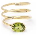 Gold and Peridot Spiral Ring. - Autre Marque
