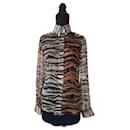 Dolce & Gabbana blusa camisera estampada animalier con parte superior de seda