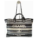 Borsa tote Chanel Deauville in tela a righe blu navy