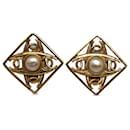 Boucles d'oreilles à clip en fausses perles Chanel Gold CC