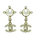 Boucles d'oreilles pendantes dorées Chanel avec fausses perles et strass avec logo CC