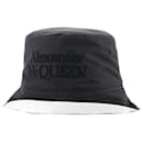 Chapéu Bucket Low Rever - Alexander McQueen - Poliéster - Preto/Off white - Alexander Mcqueen