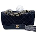 Bolsa Chanel Classique em pele de cordeiro preta e metal banhado a ouro 24 quilate.