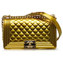 Borsa con patta Chanel media in vernice dorata color oro
