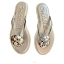 Flip-flop sandals with the iconic camellia. White sole French size 40.5 - Chanel