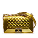 Bolso mediano con solapa de charol Chanel dorado